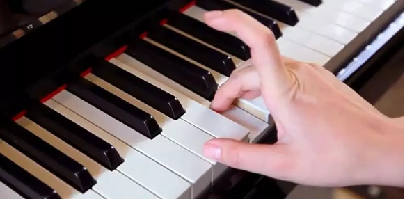 钢琴练习中到底要不要高抬指